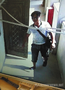 看到出名须眉拿着一支枪把另一名男